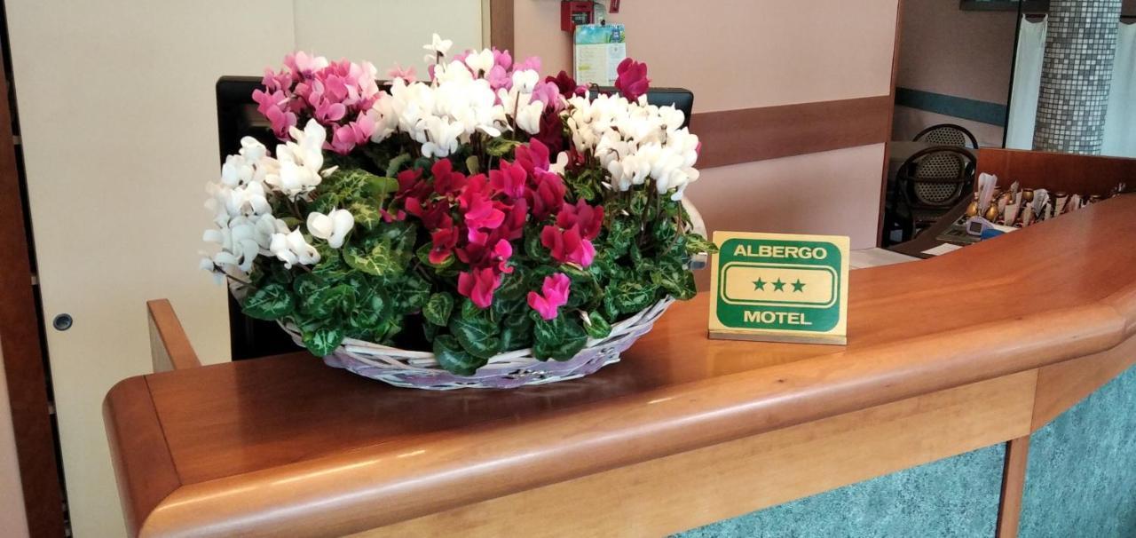 Hotel Motel Est Peschiera Borromeo Exteriér fotografie