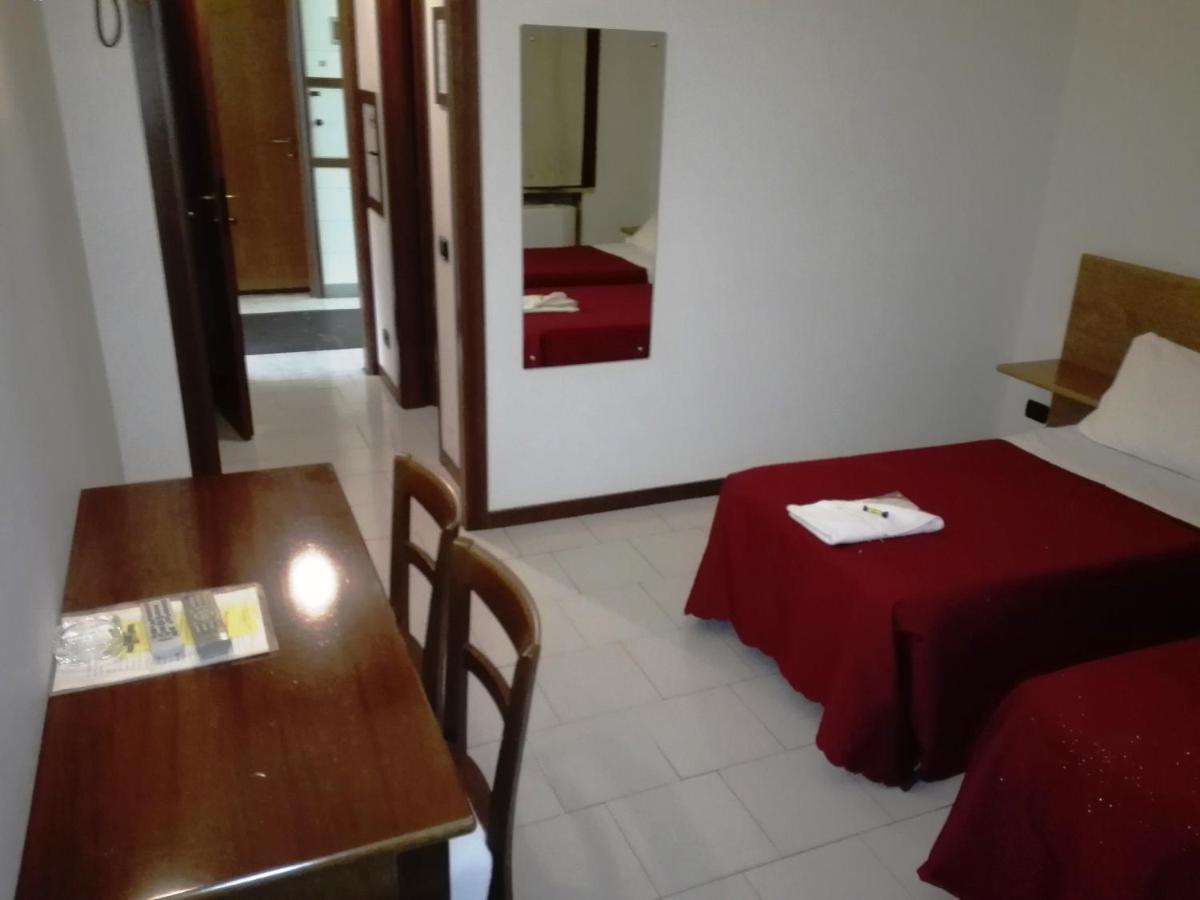 Hotel Motel Est Peschiera Borromeo Exteriér fotografie