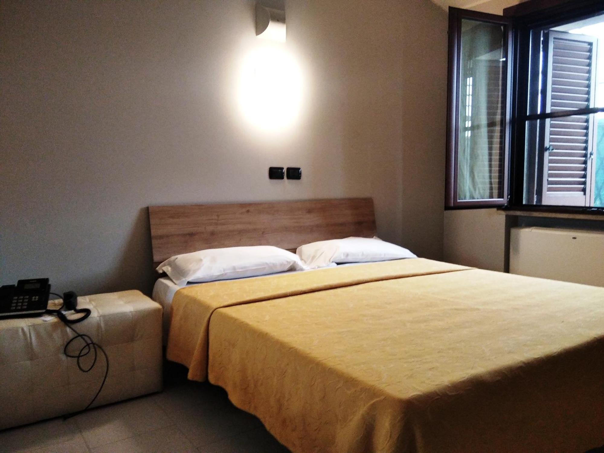 Hotel Motel Est Peschiera Borromeo Exteriér fotografie