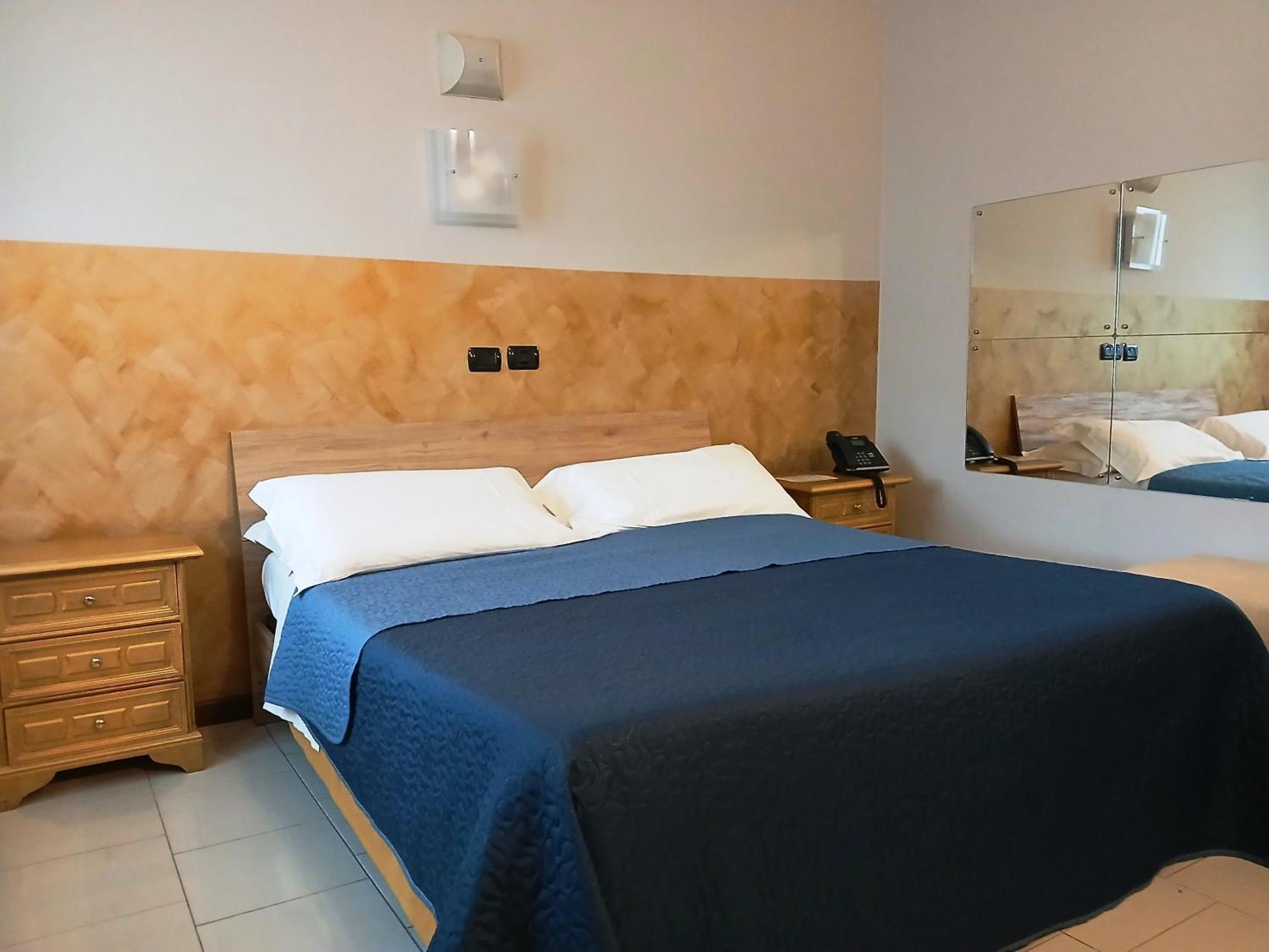 Hotel Motel Est Peschiera Borromeo Exteriér fotografie
